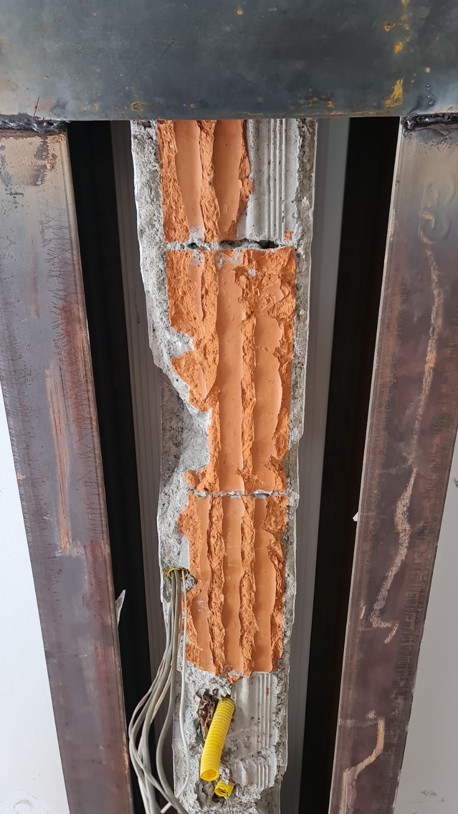 Técnico realizando análise estrutural